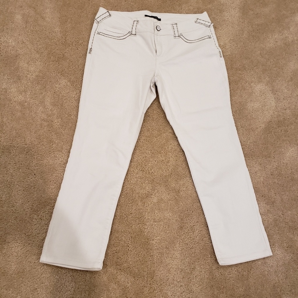 Maurice's White Capri Pants